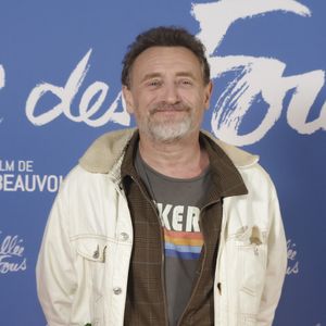 Durant l'interview, Thomas Sotto l'a alors interrogé sur la voix de Renaud qui a particulièrement divisé le public ces dernières mois. "Ce n'est pas Pavarotti quand même !", a souligné le papa de Clotaire. Fin de la polémique ?

Jean-Paul Rouve lors de l'avant-première du film "La vallée des fous" au Pathé Wepler à Paris le 12 novembre 2024. © Jack Tribeca / Bestimage