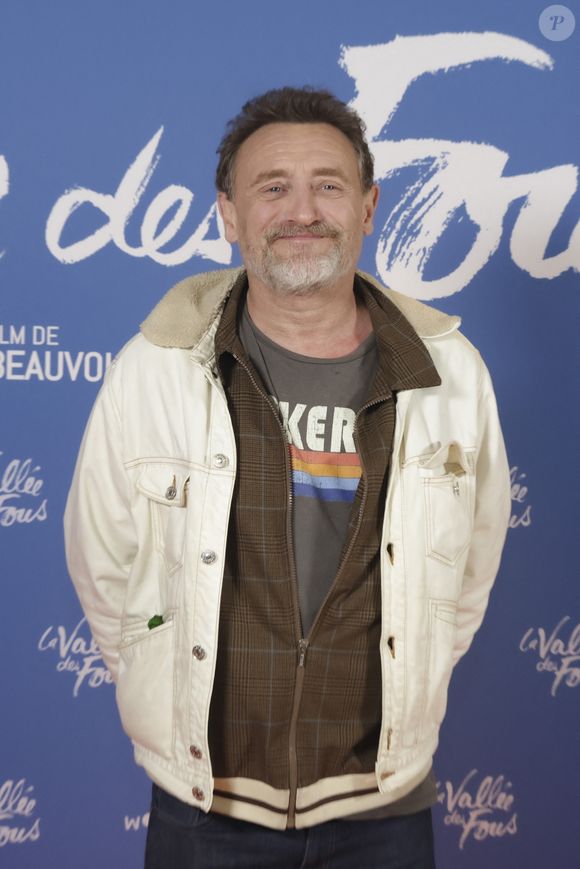 Durant l'interview, Thomas Sotto l'a alors interrogé sur la voix de Renaud qui a particulièrement divisé le public ces dernières mois. "Ce n'est pas Pavarotti quand même !", a souligné le papa de Clotaire. Fin de la polémique ?

Jean-Paul Rouve lors de l'avant-première du film "La vallée des fous" au Pathé Wepler à Paris le 12 novembre 2024. © Jack Tribeca / Bestimage