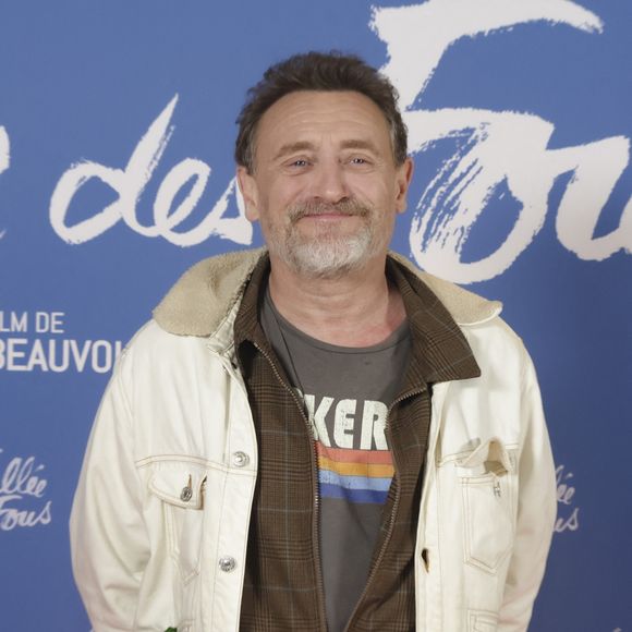 Durant l'interview, Thomas Sotto l'a alors interrogé sur la voix de Renaud qui a particulièrement divisé le public ces dernières mois. "Ce n'est pas Pavarotti quand même !", a souligné le papa de Clotaire. Fin de la polémique ?

Jean-Paul Rouve lors de l'avant-première du film "La vallée des fous" au Pathé Wepler à Paris le 12 novembre 2024. © Jack Tribeca / Bestimage