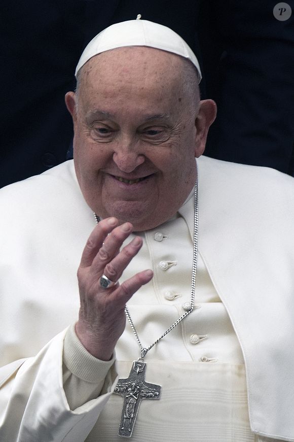 Mais s'était toutefois présenté au fidèle place Saint Pierre à Rome pour les célébrations de Pâques ce dimanche 20 avril
Le pape François lors de son audience hebdomadaire dans la salle Paul VI au Vatican, le 5 février 2025. 

Backgrid UK/ Bestimage