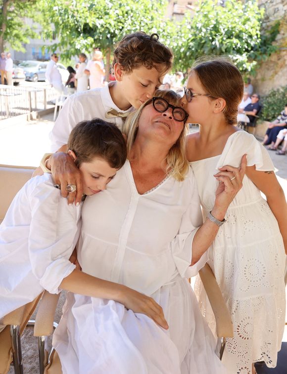 Exclusif - Christine Bravo et ses petits enfants
Mariage civil de Christine Bravo et Stéphane Bachot devant la mairie de Occhiatana en Corse le 11 Juin 2022 © Dominique Jacovides / Bestimage