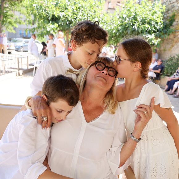 Exclusif - Christine Bravo et ses petits enfants
Mariage civil de Christine Bravo et Stéphane Bachot devant la mairie de Occhiatana en Corse le 11 Juin 2022 © Dominique Jacovides / Bestimage