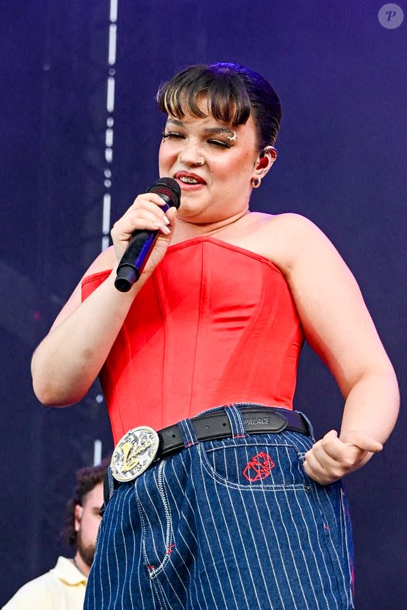 Elle a pu rassurer ses fans quelques heures plus tard en assurant "aller mieux".
La chanteuse, compositrice et musicienne britannique Lola Young en concert au festival Lollapalooza 2025 à l'hippodrome ParisLongchamp, à Paris, France, le 18 juillet 2025. © Yehiel Chekroune/Bestimage