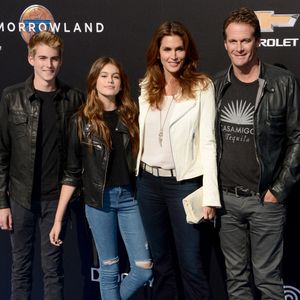Rande Gerber, Cindy Crawford, Presley Walker Gerber et Kaia Jordan Gerber assistent à la première du film « Tomorrowland » de Disney au cinéma AMC Downtown Disney 12 Theater, le 9 mai 2015 à Anaheim, en Californie (États-Unis). Photo de Lionel Hahn/ABACAPRESS.COM