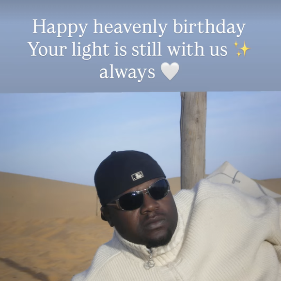 Une dernière image montrant leur ami dans un paysage désertique vient clôturer cette série d'hommages avec des mots remplis de douceur : "Joyeux anniversaire céleste. Ta lumière est toujours avec nous, pour toujours".

Hélène Sy rend hommage à un ami cher