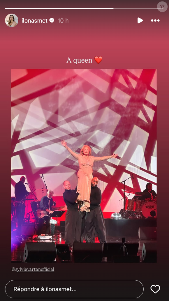 La célèbre chanteuse avait alors offert six ultimes représentations grandioses à son public parisien.

Sylvie Vartan durant son dernier concert au Palais des Congrès à Paris.