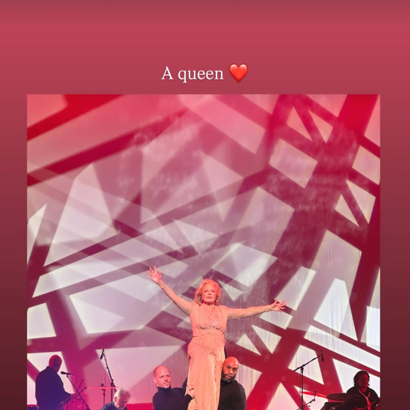 La célèbre chanteuse avait alors offert six ultimes représentations grandioses à son public parisien.

Sylvie Vartan durant son dernier concert au Palais des Congrès à Paris.