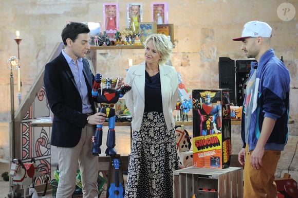 Exclusif - Sophie Davant, Harold Hessel et Alexandre qui vend une figurine de Goldorak - Enregistrement de l'émission prime "Affaire conclue" dans les écuries du château de Chantilly, présentée par S.Davant et qui sera diffusée sur France 2 le 15 septembre 2020. Le 9 juillet 2020.
© Guillaume Gaffiot / Bestimage