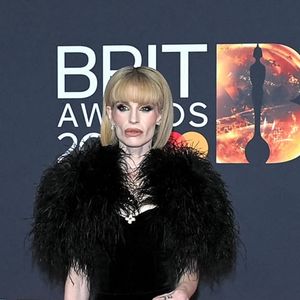 Kelly Osbourne a pris la parole sur Instagram pour répondre aux critiques visant son apparence.

Kelly Osbourne et Sharon Osbourne assistent aux BRIT Awards 2026 au Co-op Live Arena à Manchester, Royaume-Uni.



Sur la photo : Kelly Osbourne