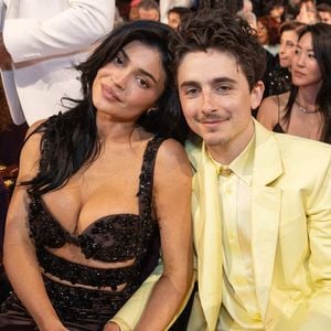 Kylie Jenner et Timothée Chalamet lors de la retransmission en direct sur ABC de la 97e cérémonie des Oscars au Dolby Theatre d'Ovation Hollywood, 2 mars 2025, Los Angeles, Californie, États-Unis. Photo : Ampas/Zuma Press Wire/Abaca