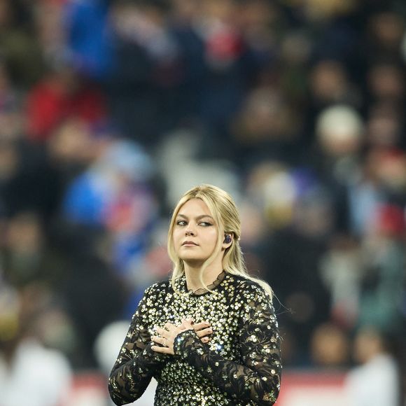 La chanteuse Louane (Louane Emera), représentante de la France au concours de l'Eurovision, interprète pour la première fois son titre Maman, en hommage à sa mère décédée lorsqu'elle avait 17 ans, devant les 80 000 spectateurs, suspendue sur une plateforme, plusieurs mètres au-dessus de la pelouse et des musiciens, du Stade de France à la mi-temps du match du Tournoi des Six Nations opposant la France à l'Écosse, à Saint-Denis, Seine Saint-Denis, France, le 15 mars 2025. © Cyril Moreau/Bestimage