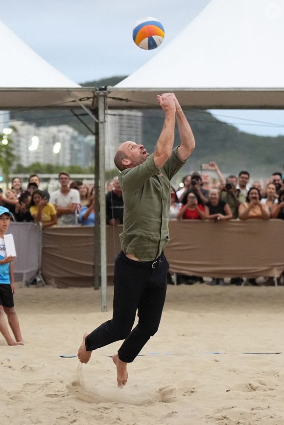 Le Prince de Galles participe à un match de volley-ball avec des joueurs de l'Institut Levante, une école locale de beach-volley, sur la plage de Copacabana à Rio de Janeiro, au premier jour de sa visite au Brésil pour la remise annuelle du prix Earthshot, le lundi 3 novembre 2025. Photo by Aaron Chown/PA Wire/ABACAPRESS.COM