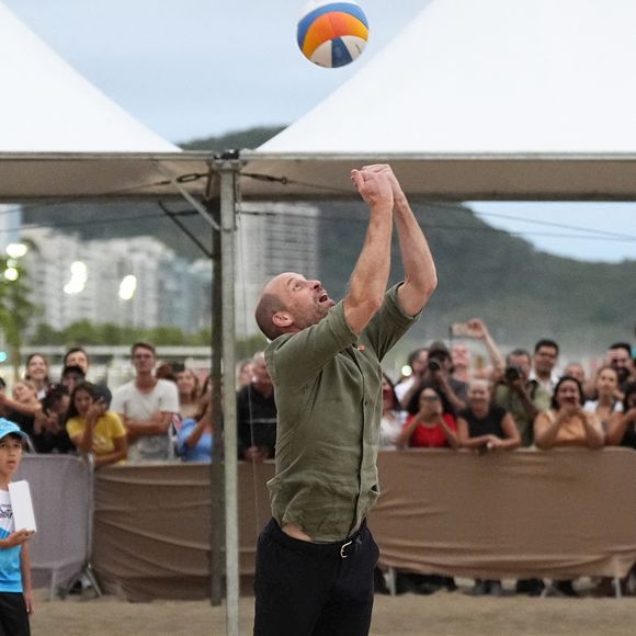 Le Prince de Galles participe à un match de volley-ball avec des joueurs de l'Institut Levante, une école locale de beach-volley, sur la plage de Copacabana à Rio de Janeiro, au premier jour de sa visite au Brésil pour la remise annuelle du prix Earthshot, le lundi 3 novembre 2025. Photo by Aaron Chown/PA Wire/ABACAPRESS.COM