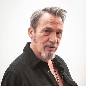 Exclusif - Florent Pagny en backstage de l'enregistrement de l'émission "Serge Lama, le dernier rappel" présentée par F. Bollaert, diffusée le vendredi 21 novembre 2025 sur France 3 à 21h10, au théâtre Marigny à Paris, France, le 29 avril 2025. © Clovis-Moreau/Bestimage