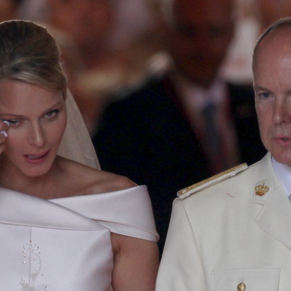 Charlène de Monaco a été très touchée par cette annonce. 

Albert de Monaco et son épouse lors de la cérémonie religieuse de leur mariage. © Agence / Bestimage