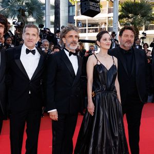 Simon Jacquet, Guillaume Canet, Leonardo Sbaraglia, Marion Cotillard, Denis Ménochet, Yodelice (Maxime Nouchy) - Montée des marches du film « Karma » lors du 79ème Festival International du Film de Cannes, le 15 mai 2026. © Jacovides-Moreau / Bestimage