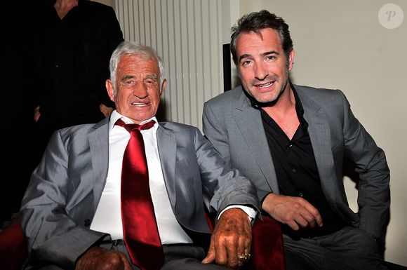 Exclusif -  Jean-Paul Belmondo, à gauche, et Jean Dujardin participent à la soirée de Gala caritative au profit de l'association "Des Cantines Scolaires pour les Enfants du Sahel" à Cannes au Five Seas Hotel, le 31 mai 2014. 
JUNIOR / BESTIMAGE