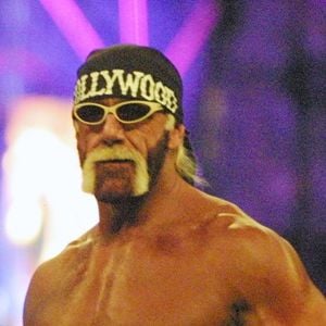 La légende du catch Hulk Hogan ne sentirait plus le bas de son corps après une opération du dos. Il serait contraint de se déplacer à l'aide d'une canne. C'est en tous cas ce qu'a déclaré Kurt Angle dans son podcast.
Backgrid USA / Bestimage