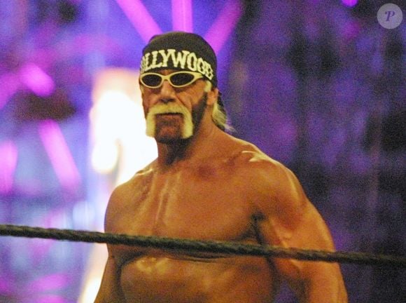 La légende du catch Hulk Hogan ne sentirait plus le bas de son corps après une opération du dos. Il serait contraint de se déplacer à l'aide d'une canne. C'est en tous cas ce qu'a déclaré Kurt Angle dans son podcast.
Backgrid USA / Bestimage
