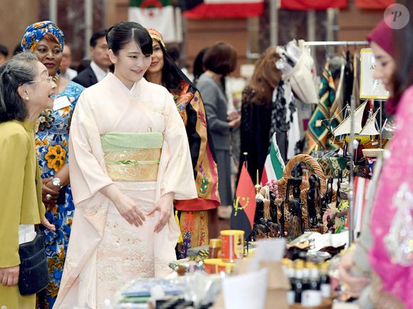 La princesse japonaise Mako regarde des articles d'artisanat lors d'un bazar de charité organisé par l'Association d'amitié des dames pour l'Afrique et le Moyen-Orient à Tokyo, au Japon, lundi 30 septembre 2019. Photo par Pool/Jiji Press/ABACAPRESS.COM
