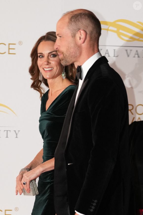 Les experts royaux saluent un langage corporel plus affectueux, signe d’un couple soudé et reconnaissant d'avoir surmonté l'épreuve de la maladie.

Le prince William, prince de Galles, et Catherine (Kate) Middleton, princesse de Galles, assistent au Royal Variety Performance au Royal Albert Hall à Londres, le 19 novembre 2025 @ Julien Burton / Bestimage