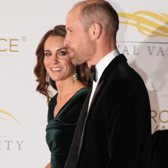 Les experts royaux saluent un langage corporel plus affectueux, signe d’un couple soudé et reconnaissant d'avoir surmonté l'épreuve de la maladie.

Le prince William, prince de Galles, et Catherine (Kate) Middleton, princesse de Galles, assistent au Royal Variety Performance au Royal Albert Hall à Londres, le 19 novembre 2025 @ Julien Burton / Bestimage