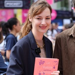 Louise Bourgoin lors du 5ème festival du Livre de Paris au Grand Palais à Paris, France, le 18 avril 2026. Les 17, 18 et 19 avril 2026, le Festival du livre de Paris célébrera les livres et la lecture, sous toutes ses formes, pour tous les publics. © Denis Guignebourg/BestImage