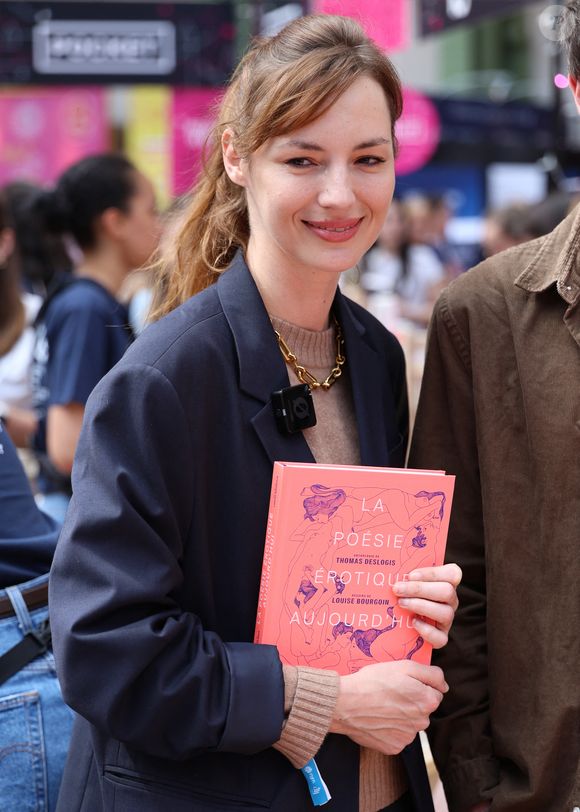 Louise Bourgoin lors du 5ème festival du Livre de Paris au Grand Palais à Paris, France, le 18 avril 2026. Les 17, 18 et 19 avril 2026, le Festival du livre de Paris célébrera les livres et la lecture, sous toutes ses formes, pour tous les publics. © Denis Guignebourg/BestImage