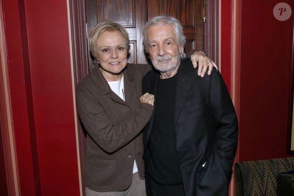 Il y a deux ans, Pierre Arditi a été victime de deux malaises sur scène

Exclusif - Muriel Robin et Pierre Arditi posent après la dernière de la pièce « Lapin » au Théâtre Édouard VII à Paris. Le 6 Janvier 2024. 
© Bertrand Rindoff / Bestimage