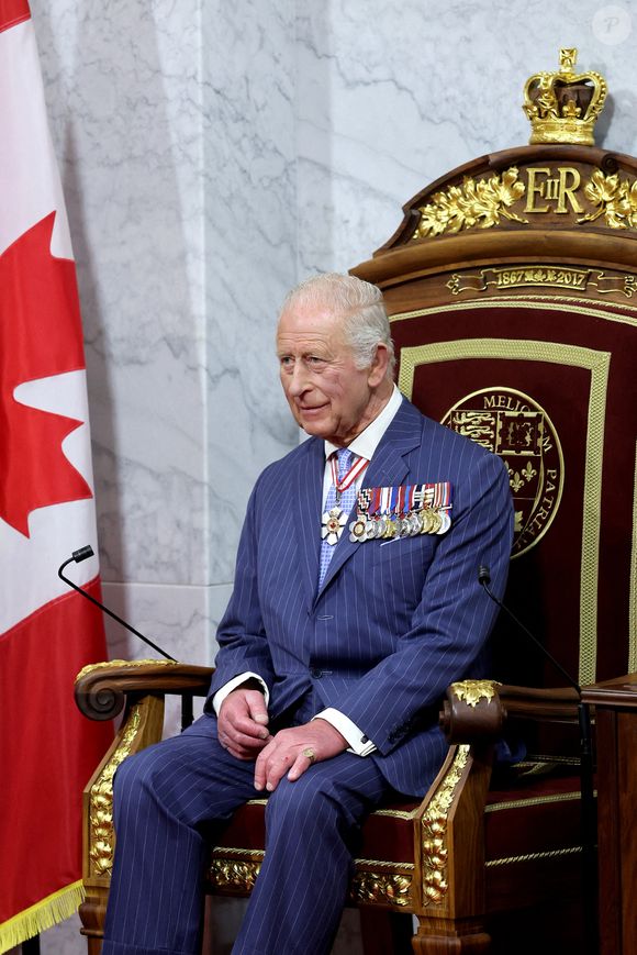 Le roi Charles III dans la salle du Sénat de l'édifice du Sénat du Canada, à Ottawa, lors de l'ouverture officielle du Parlement du Canada, dans le cadre de la visite royale de deux jours au Canada. Mardi 27 mai 2025. Photo de Chris Jackson/PA Wire/ABACAPRESS.COM