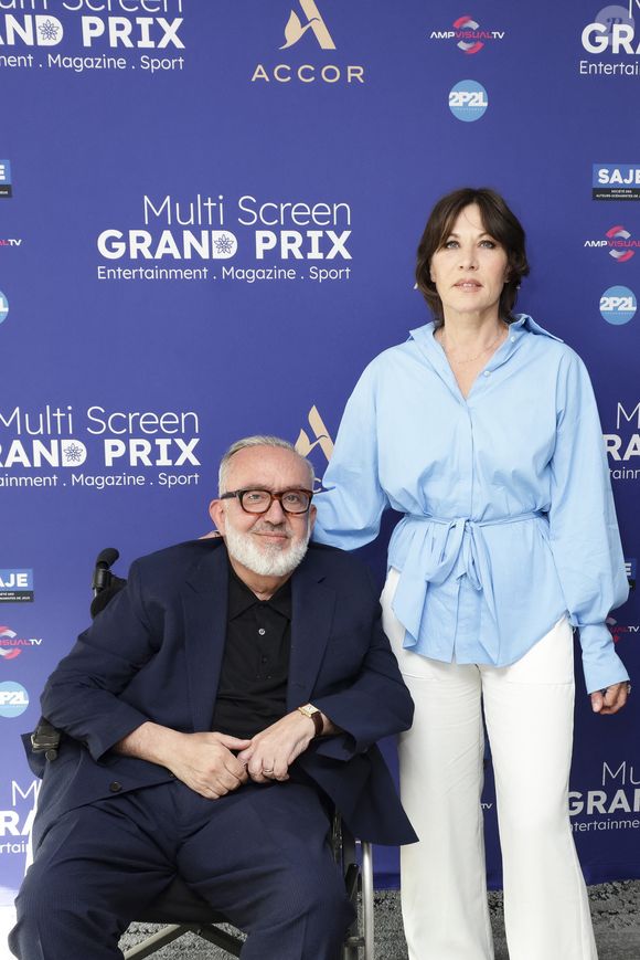 Exclusif - Dominique Farrugia, Mathilde Seigner - Première édition du Multi Screen Grand Prix : une célébration inédite de la création audiovisuelle française dans le cadre prestigieux du Pullman Paris Tour Eiffel sous la présidence de S. Martin (Directeur Général de l'ARPP : l'Autorité de Régulation Professionnelle de la Publicité et également Président de La Fabrique des Formats) et animée par E. Eméyé (journaliste et présentatrice).
Cet événement a rassemblé les professionnels de l'audiovisuel autour d'une ambition commune : mettre à l'honneur l'excellence de la création française tous formats confondus. Paris le 12 juin 2025 - © Jack Tribeca / Bestimage