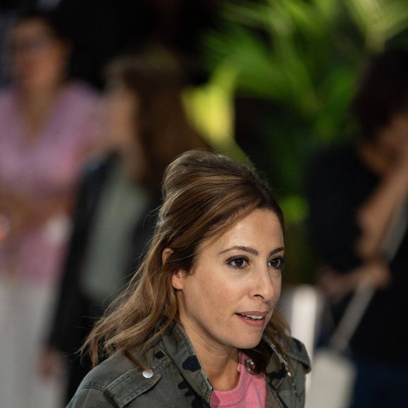 Léa Salamé, journaliste lors de la cérémonie d'hommage au regretté journaliste français J.-P.Elkabbach au siège de France Televisions à Paris, France, le 9 octobre 2023. © Jeanne Accorsini/Pool/Bestimage