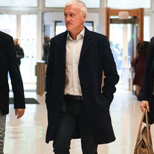 Sa gestion repose sur le collectif, aussi bien sur le terrain qu’en affaires…

Le sélectionneur de l'équipe de France de football, Didier Deschamps, arrive au tribunal correctionnel pour le procès en diffamation contre le journaliste sportif français Daniel Riolo à Paris, France, le 20 novembre 2025. Photo par Florian Poitout/Abacapress.com