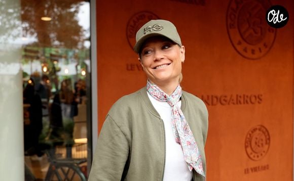 L'humoriste est maman de deux garçons de 17 et 13 ans.

Caroline Vigneaux au photocall du village lors des Internationaux de France de Tennis de Roland Garros 2026, à Paris, France, le 6 juin 2026. © Jacovides-Moreau/Bestimage