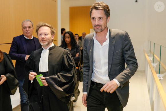 Exclusif - Vincent Cerutti avec son avocat Antoine Vey lors de la deuxième suspension d'audience de son procès, pour atteinte sexuelle, pour avoir mordu, à deux reprises, les fesses de sa collaboratrice chez Chérie FM en 2015, Caroline Barel, au tribunal correctionnel de Paris, France, le 9 décembre 2025. La procureure a requis 6 mois de prison, assorti de sursis simple, et dix mille euros d'amende. L'avocat de l'animateur a de son côté plaidé la relaxe. Le délibéré sera rendu le 4 février 2026.
© Julien Sarkissian/Bestimage