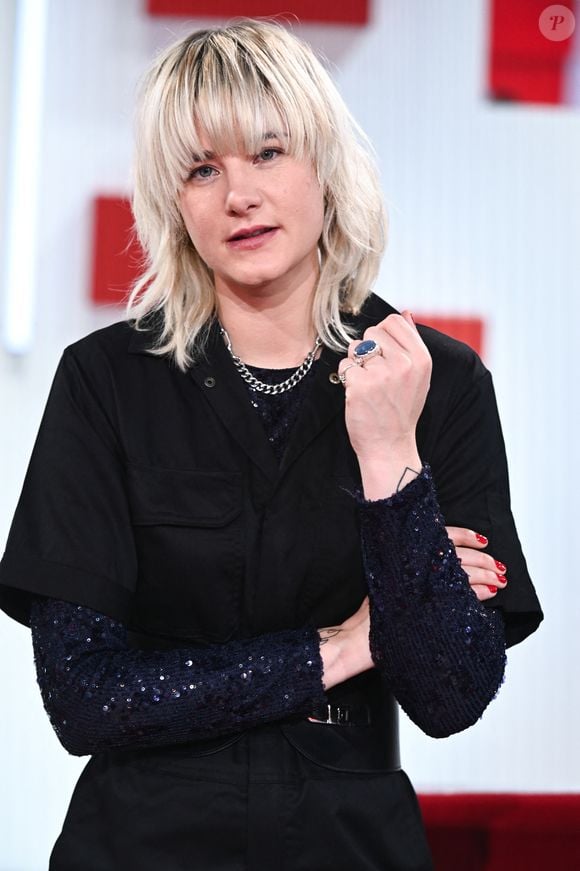 A leurs côtés, la chanteuse Stéphane, 

Exclusif - la chanteuse Suisse Stéphane - Enregistrement de l'émission "Vivement dimanche" au studio Rive Gauche, presentée par Michel Drucker . Diffusion sur France 3 le  16/02/2025. © Guillaume Gaffiot/Bestimage