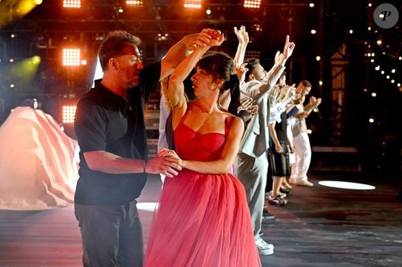 Exclusif - Kev Adams et ses invités pour le final - Enregistrement de l'émission "L'humour à la plage" pour la 2eme édition du festival de Juan les Pins à la pinède Gould le 27 juin 2025.  © Bruno Bebert / Bestimage