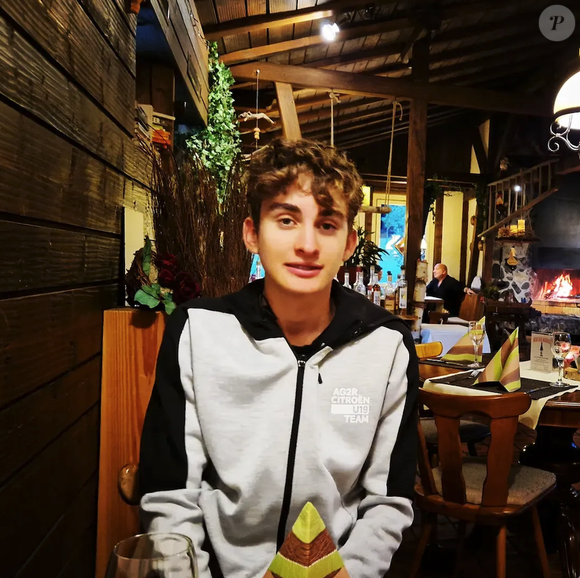 Paul Seixas, le jeune espoir du cyclisme français est soutenu par ses parents Emmanuel et Emmanuelle.