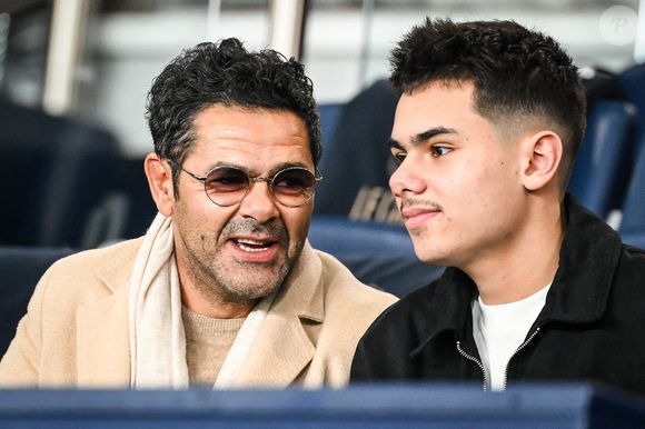Le 8 février 2026, Paris, France, France : Jamel DEBBOUZE avec son fils Léon lors du match de Ligue 1 entre le Paris Saint-Germain (PSG) et l'Olympique de Marseille (OM) au stade du Parc des Princes le 08 février 2026 à Paris, France. (Credit Image : © Matthieu Mirville/ZUMA Press Wire / Bestimage)