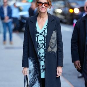 Julia Robertse à New York, vêtue d'une robe et d'un manteau sur le thème de William Shakespeare, alors qu'elle se rend au Stephen Colbert Show à New York.