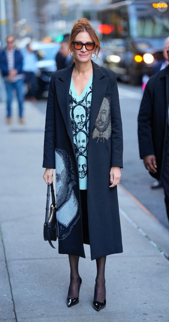 Julia Robertse à New York, vêtue d'une robe et d'un manteau sur le thème de William Shakespeare, alors qu'elle se rend au Stephen Colbert Show à New York.
