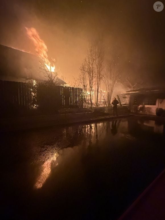 Les pompiers s'efforcent de circonscrire l'incendie d'Eaton à l'extérieur de Los Angeles. Des ordres d'évacuation ont été donnés pour les zones d'Altadena, de Pasadena et de Sierra Madre après qu'un feu de broussailles à progression rapide se soit déclaré dans la nuit de mardi à mercredi. En quelques heures, l'incendie a atteint une superficie de 1 000 hectares.