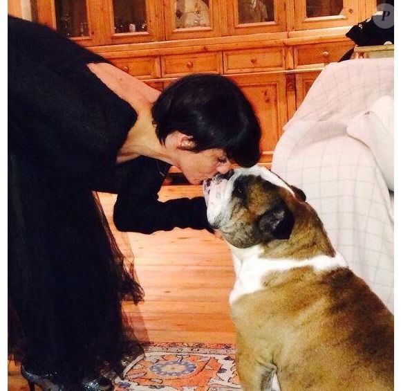 Florence Foresti avec son bulldog Bernie sur Twitter le 31 décembre 2013.