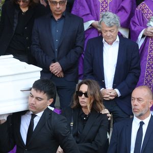 Laura Smet et Jean-Louis Borloo - Sorties des obsèques de Nathalie Baye en l'église Saint-Sulpice à Paris le 23 avril 2026. 

© Dominique Jacovides - Coadic Guirec / Bestimage