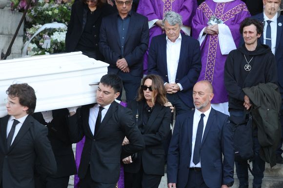 Laura Smet et Jean-Louis Borloo - Sorties des obsèques de Nathalie Baye en l'église Saint-Sulpice à Paris le 23 avril 2026. 

© Dominique Jacovides - Coadic Guirec / Bestimage