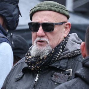 Une opération qui était nécéssaire "malgré tous les traitements, chimio, radiothérapie, etc." contre un cancer de la vessie.
Charlelie Couture - 3 jours après sa libération d'une prison au Danemark où il aura séjourné 5 mois, le capitaine Paul Watson célèbre sa remise en liberté sur la place de la République à Paris en compagnie de Lamya Essemlali et Hugo Clément. Paris, le 21 décembre 2024.
© Denis Guignebourg/Bestimage