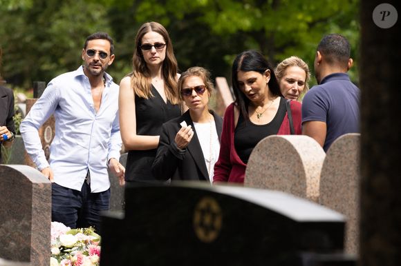 Exclusif - Sylvie Ortega - Obsèques de Sabine Anthony au cimetière carré juif de Pantin, le 1er août 2025.