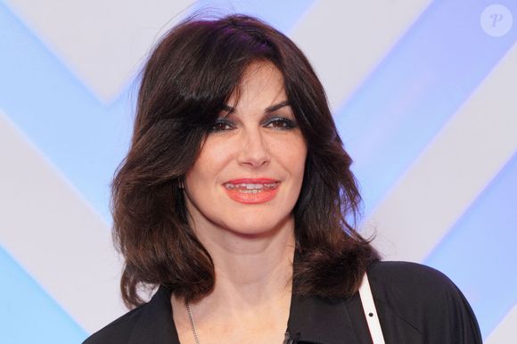 Dans la série, Helena Noguerra incarne Louise Bartoli, une femme de caractère qui reprend en main l’hôtel familial après la mort de son père...

Helena Noguerra lors de la cérémonie de clôture de Series Mania 2023 à Lille, France, le 24 Mars 2023