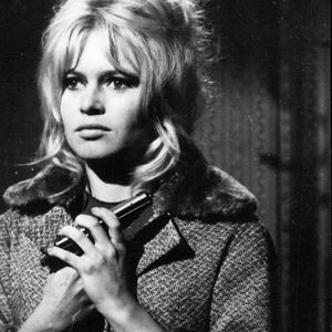 Le 11 août 1960 - B/B. : Elle a tué son solitaire.. : Dans le film ''La verite'' (réalisateur Clouzot) en cours de tournage dans un studio parisien, Brigitte Bardot joue pour la première fois un rôle vraiment dramatique. Dans l'une des scènes, elle menace son amant (Samy Frey) de se tuer s'il rompt avec elle. Furieuse des railleries de son amant, elle le tue à la place. La photo montre B.B. dans la scène la plus poignante du film, lorsqu'elle tue son amant.  (Crédit photo : © Keystone Press Agency/ZUMA Press Wire)
