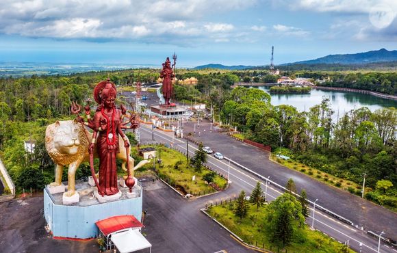 Grand Bassin, avec ses divinités et ses temples, dont une représentation sacrée de Shiva. C'est le lieu hindou le plus sacré de l'île. Il doit son nom à son bassin creusé dans un cratère. - © Daliu80 / 123RF.